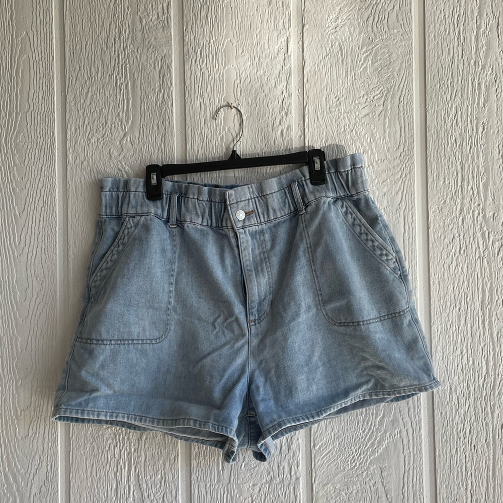 EXPRESS Light Wash Denim Shorts “Shortie Super High Rise”
